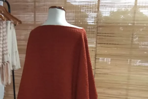 Artesana correntina lideró un podio bonaerense con una ruana teñida con eucalipto