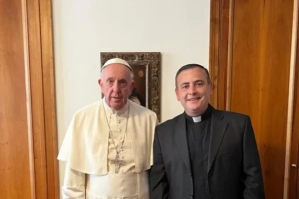 Es correntino y fue designado por el Papa para ser obispo auxiliar de Buenos Aires