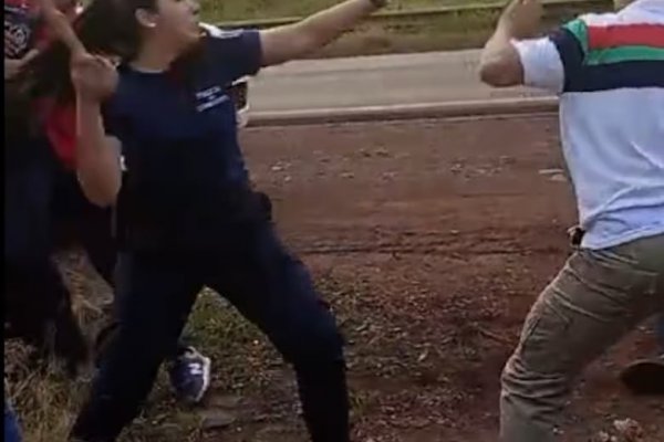 DESCONTROL! Policías de Corrientes y un grupo de jóvenes, a las trompadas en Virasoro