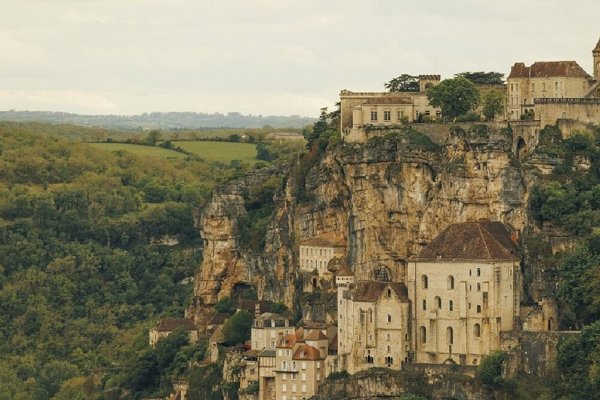 Coge el coche y cruza la frontera, este es el viaje por la Francia medieval que querrás hacer este verano
