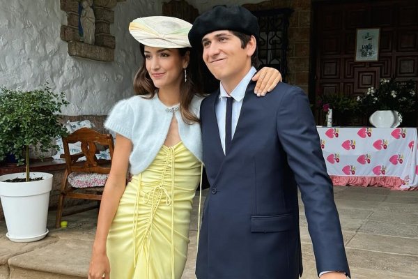 La invitada más elegante del fin de semana lleva un vestido en el color del verano y sandalias metalizadas