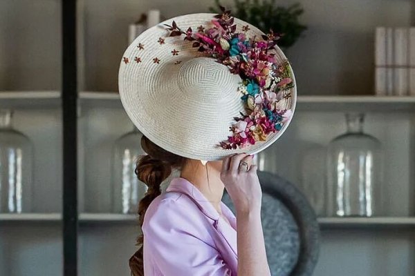 La firma de tocados andaluza que han elegido algunas de las invitadas más elegantes de Ascot