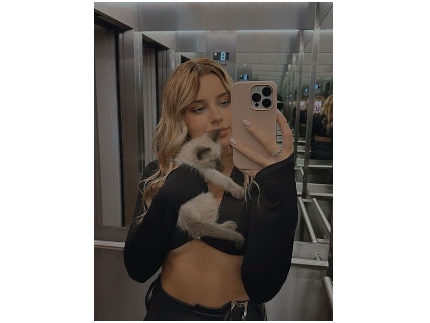 Coti Romero y su gatito Coco