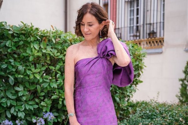 La invitada de más de 50 que nos dio una lección de estilo con este vestido asimétrico