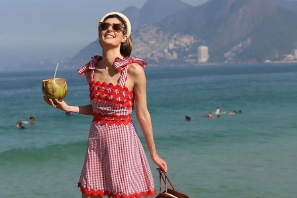 El vestido de playa tiene nuevo manual de estilo, así lo llevan las más elegantes