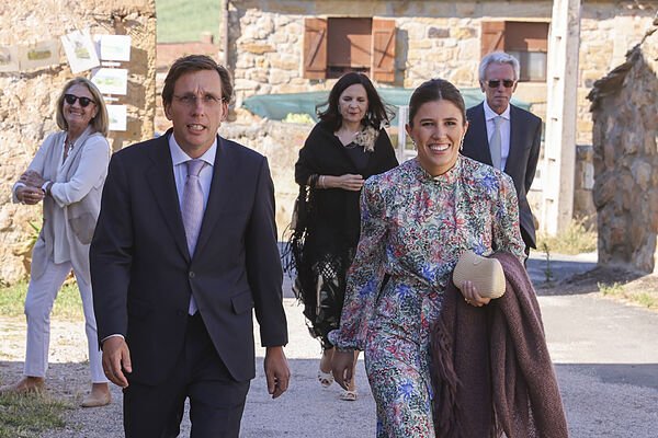 Las invitadas a la boda de Verónica Urquijo coinciden en este sorprendente accesorio, tendencia en otoño