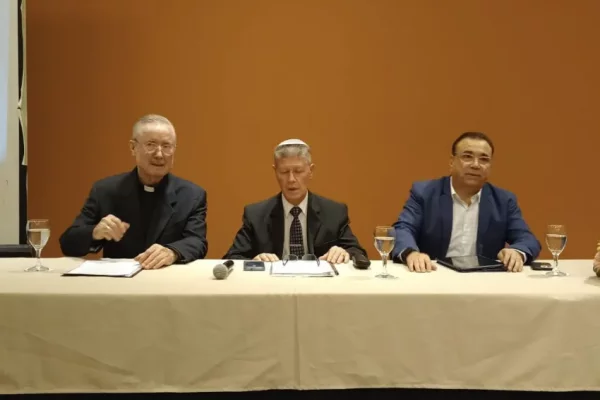 Líderes religiosos locales se unen en una oración por la unión de la patria
