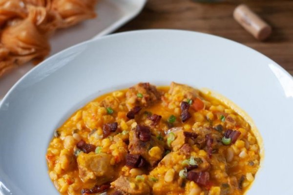 Locro,  vino y música para este 9 de julio.