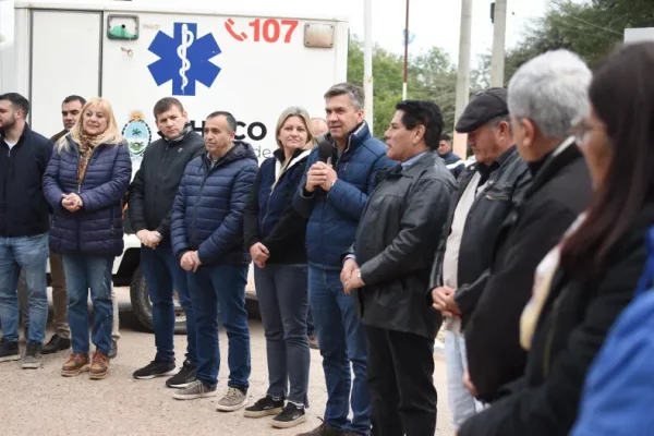 El Gobernador Zdero entregó equipamientos de comunicaciones para ambulancias y se incorporaron nuevos médicos