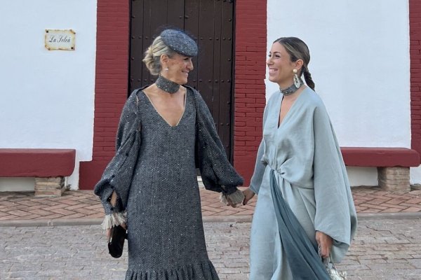 La madrina de la boina es la más original y elegante del verano
