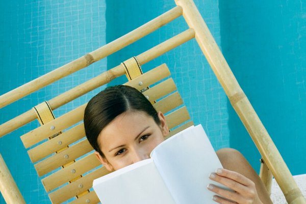 Como experta en libros, sé que estas 3 novelas negras no te van a dejar levantarte de la tumbona