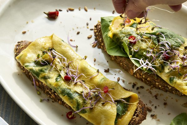 5 desayunos antiinflamatorios para deshinchar el abdomen (ricos en proteínas) que te sacian y evitan el picoteo