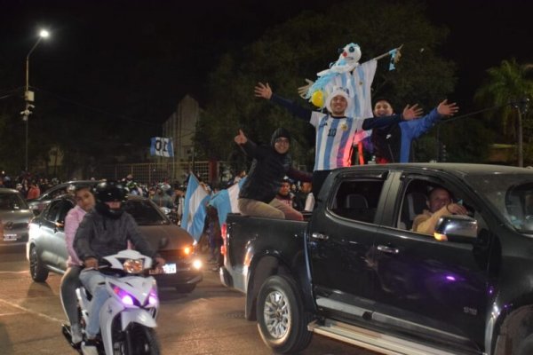 La costanera de Corrientes se tiño de celeste y blanco tras el triunfo de Argentina