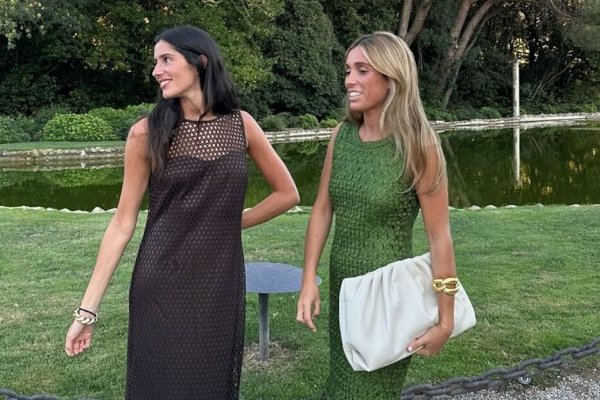 La invitada que triunfó en la Costa Brava con un precioso vestido trenzado y sandalias doradas