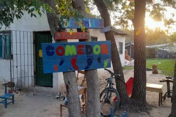 El comedor Piecitos Descalzos colecta abrigos y mantas para las familias del Taitalo
