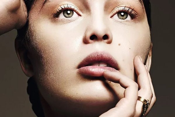 El masaje facial que alisará las bolsas de tus ojos al instante