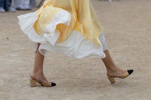 Estas 4 faldas midi de Zara y Mango las vas a querer llevar desde ahora hasta octubre