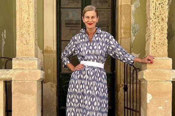La señora inglesa a la que siguen las estilistas para vestir looks relajados y elegantes
