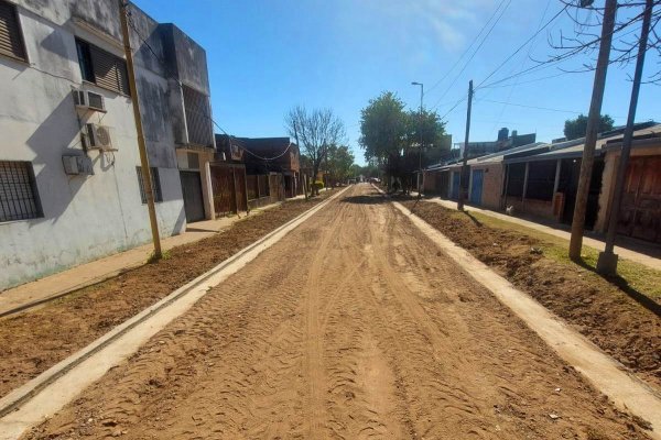 Comenzó la construcción de cordón cuneta en 26 cuadras del barrio Ongay