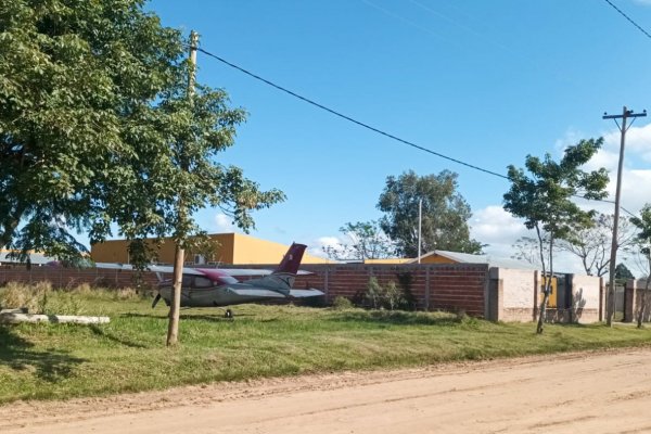 Avioneta narco: conmoción en Itá Ibaté porque la aeronave está sin custodia en el patio de una escuela