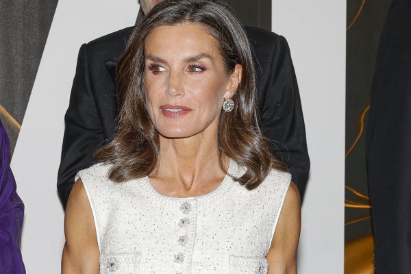 La reina Letizia inspira a las novias que no quieren el vestido clásico con un precioso conjunto blanco