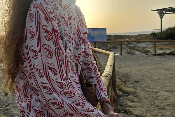Un conjunto estampado y alpargatas, así consigue Alejandra Domínguez el look de playa más ideal