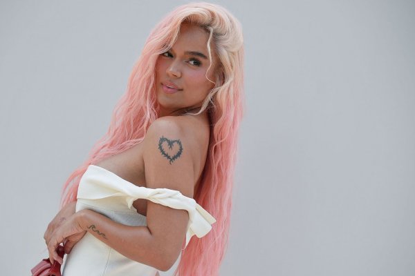 Por qué Karol G  ha enamorado a medio planeta y las marcas de moda se rinden ante ella