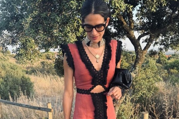 La invitada que triunfó con un vestido de lino con flecos diseñado por ella
