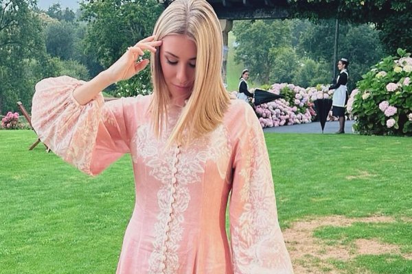 Nuestra invitada favorita lleva un elegante vestido boho y es la estilista de Isabel Preysler