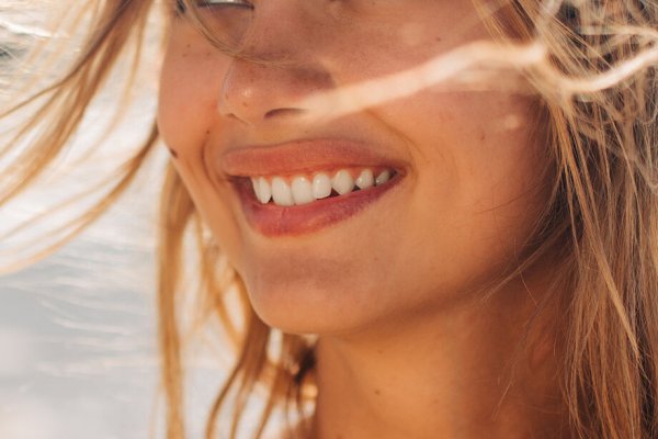 Cómo usar la crema de peinado para proteger tu pelo en verano según un peluquero