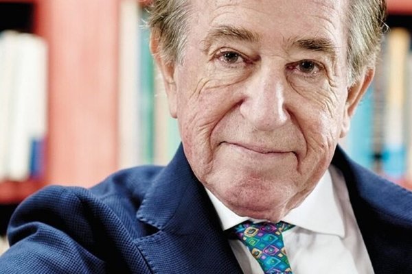 Cómo desconecta en vacaciones el psiquiatra Enrique Rojas: un libro y amigos, entre otras pequeñas cosas