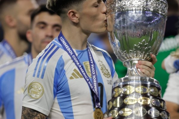 El hermano de Garnacho se calentó: 