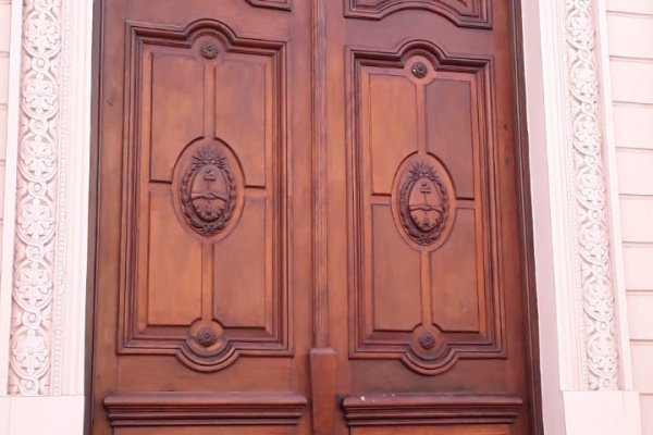Filtros a la prensa local: ahora piden acreditaciones para entrar a la Gobernación