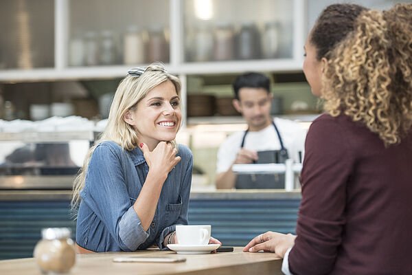 Cómo hacer nuevos amigos en la edad adulta con estos 3 consejos (y 2 aplicaciones), por la experta en comunicación Aurora Michavila