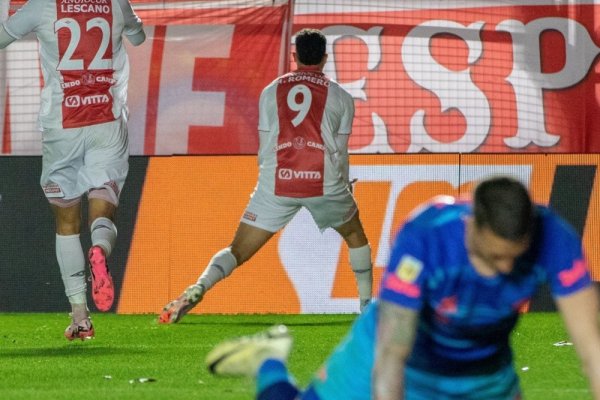 Argentinos Juniors aprovechó el hombre de más y superó a Lanús