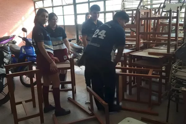 Estudiantes de una escuela correntina reciclaron mesas rotas y fabricaron juguetes para donar