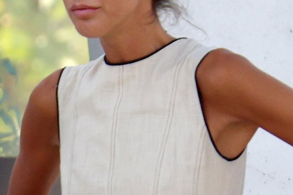Inés Domecq, lección de estilo con un vestido de lino en sus vacaciones en Marbella