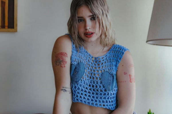 Coti Romero desplegó estilo en una sesión de fotos con un crop top tejido al crochet sin lencería