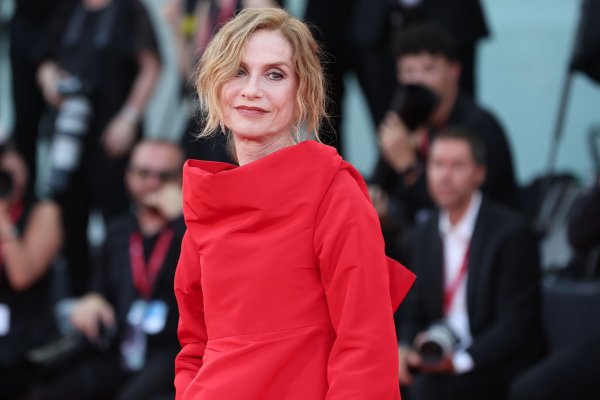 La invitada más espectacular del Festival de Venecia tiene 70 años y hace un guiño al estilo español