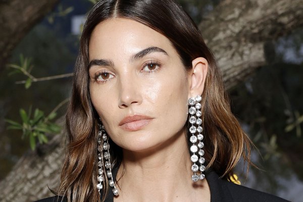 Si ya has cumplido 40 años, esta es la mejor base de maquillaje para disimular arrugas