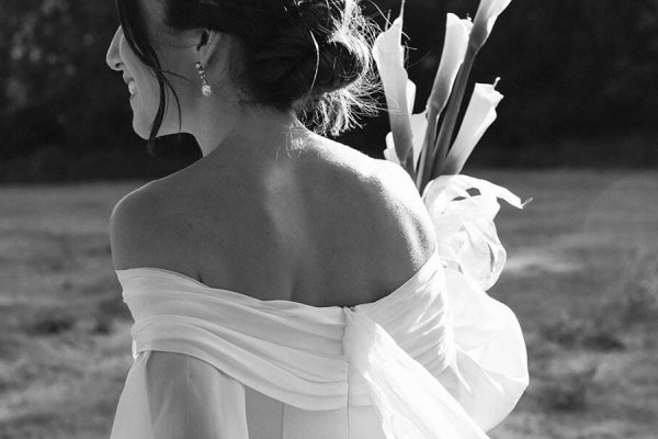 La novia bucólica y minimalista que se casó con el escote de moda