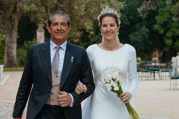 Nuestra invitada favorita en la boda de Victoria López Quesada lleva la falda más bonita con la camisa más básica