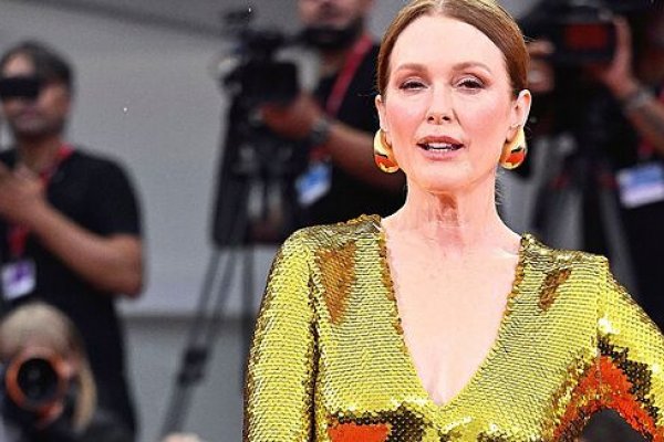 Julianne Moore demuestra cómo llevar lentejuelas con maestría junto a Tilda Swinton y Pedro Almodóvar