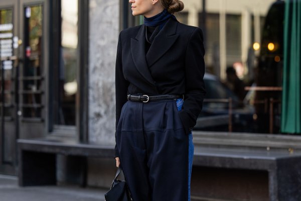 El color que están eligiendo las editoras de moda para volver a la oficina no es el burdeos