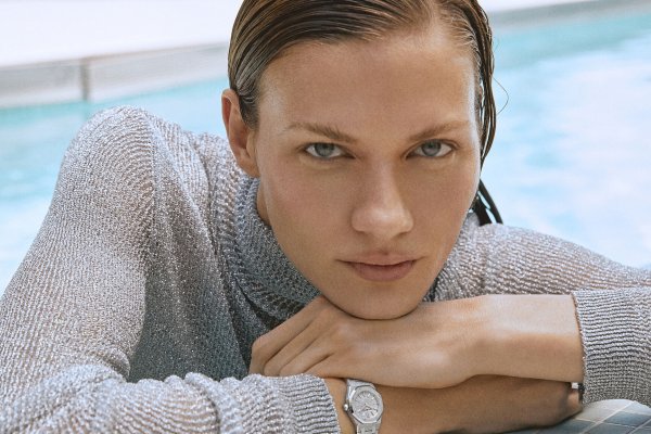 Las editoras de moda sueñan con parar el tiempo y alargar el verano con este reloj mini