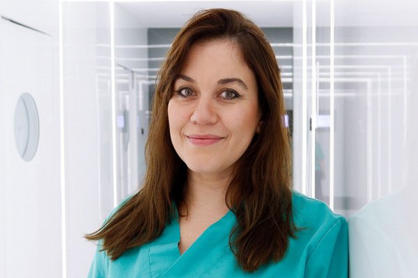 Carmen Orozco Bello, médica y cirujana capilar: 