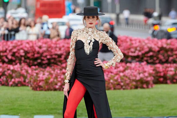 Un espectacular desfile en la Puerta de Alcalá inaugura la Semana de la Moda de Madrid