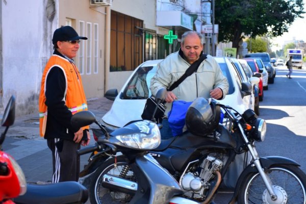 La Municipalidad regulariza y demarca espacios de estacionamiento de motos y bicis