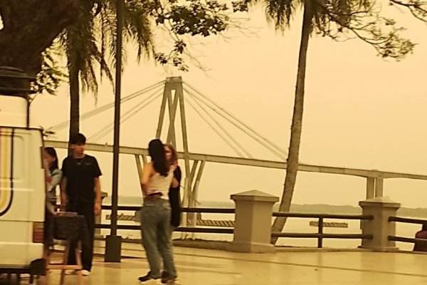 El humo en Corrientes persistirá y generaría una lluvia negra