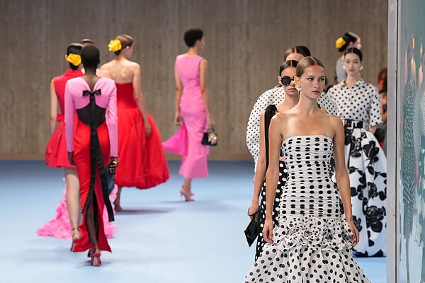 Atención, invitadas: estas son las 5 claves del desfile de Carolina Herrera que van a encantarte